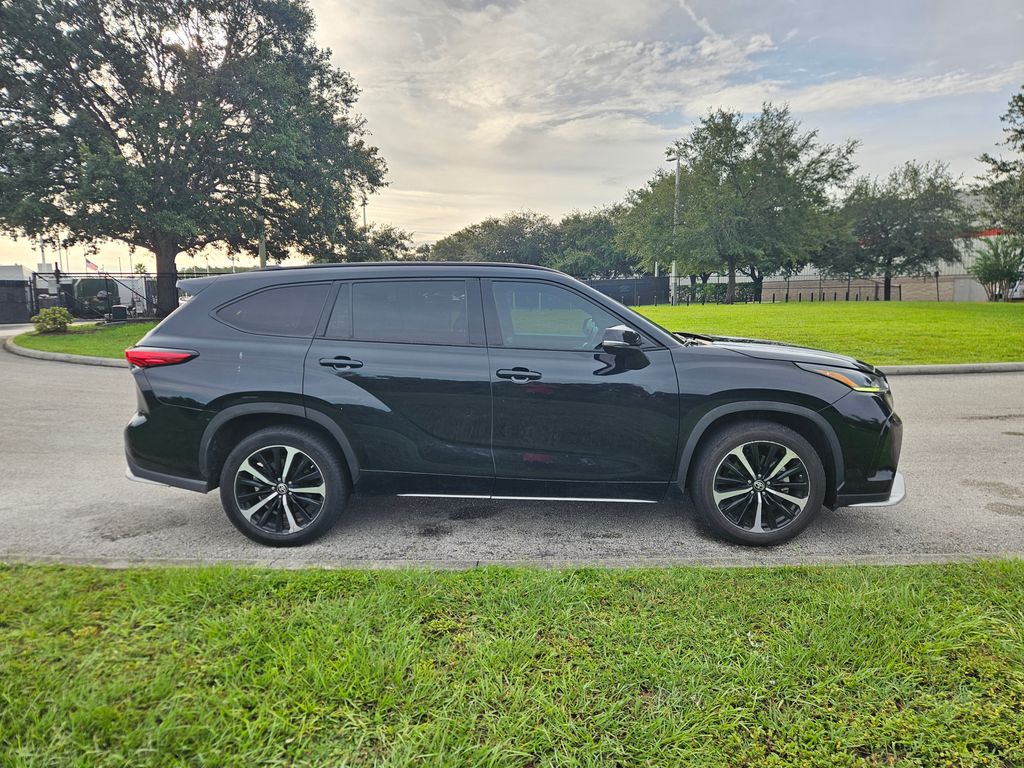 Thumbnail: 2022 Toyota Highlander - 6