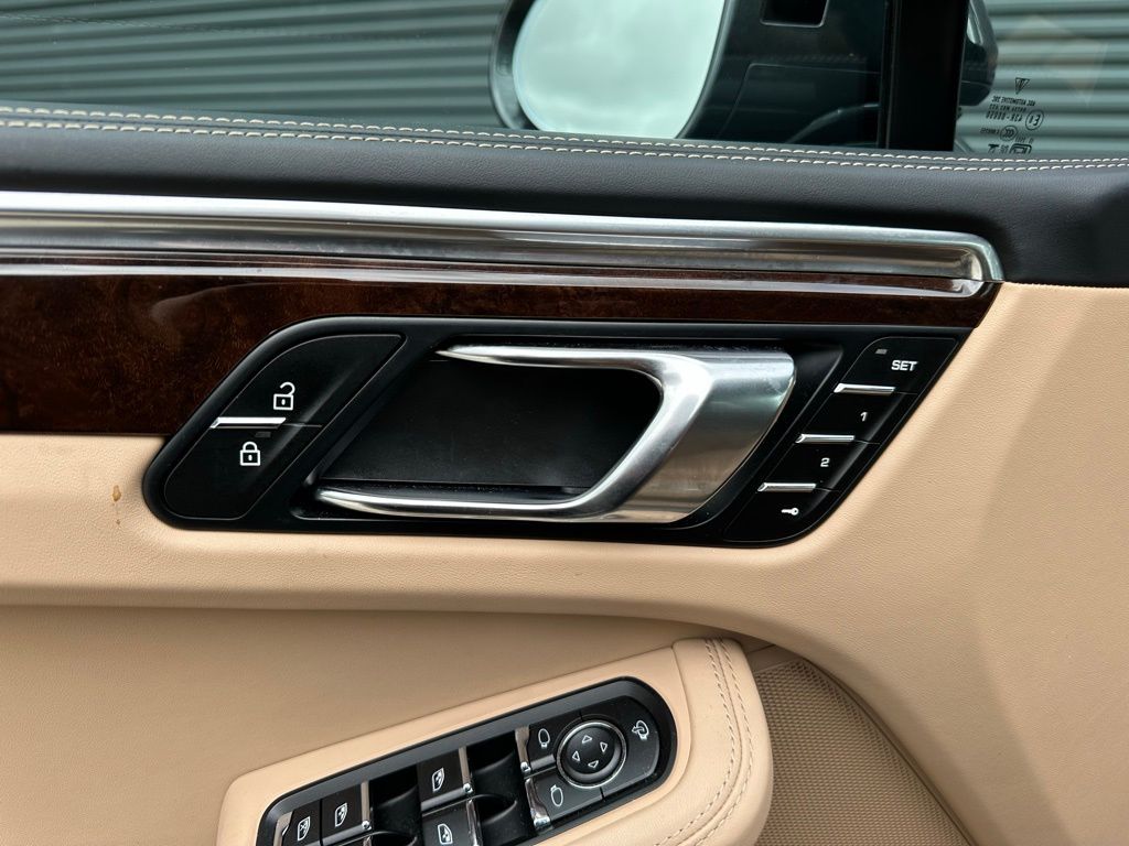 Thumbnail: 2025 Porsche Macan - 20