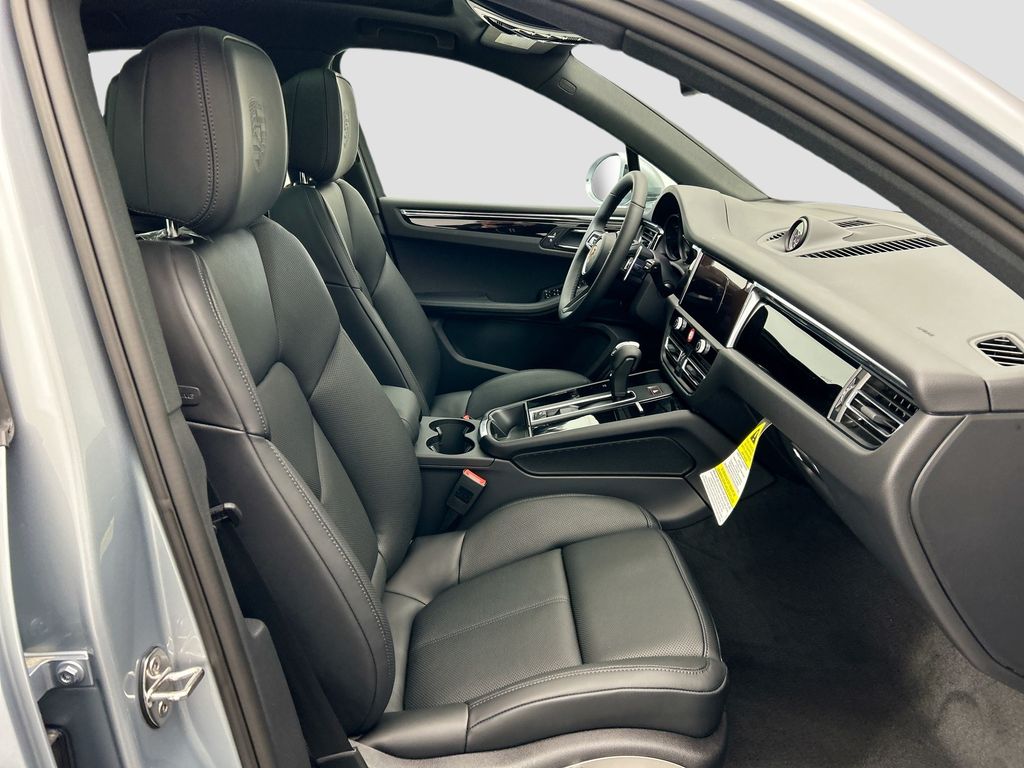 Thumbnail: 2026 Porsche Macan - 22