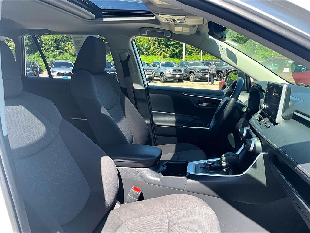 2023 Toyota RAV4 Hybrid — photo 11