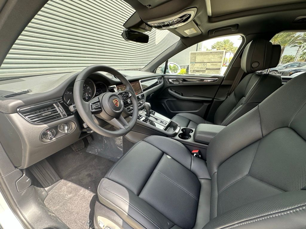 2025 Porsche Macan  4