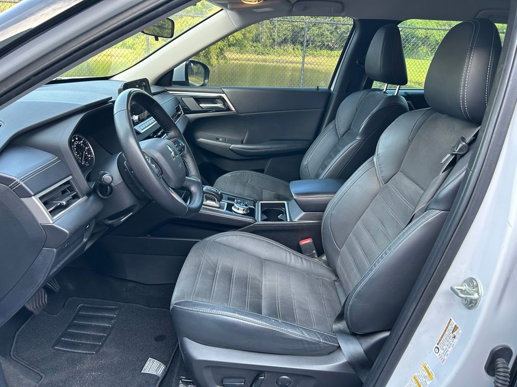 2023 Mitsubishi Outlander SE 14