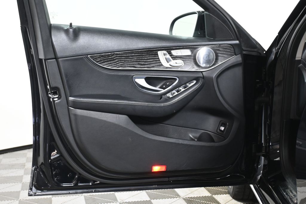 2015 Mercedes-Benz C-Class C 300 26