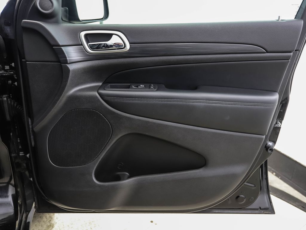 Thumbnail: 2020 Jeep Grand Cherokee - 29