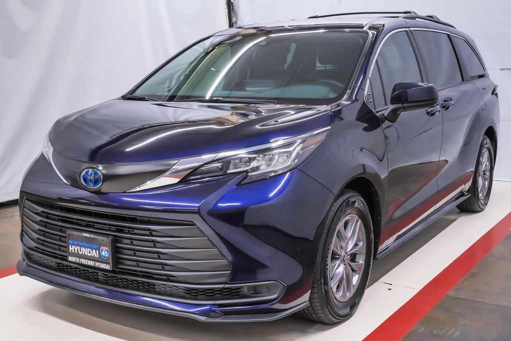 2023 Toyota Sienna LE 8-Passenger FWD