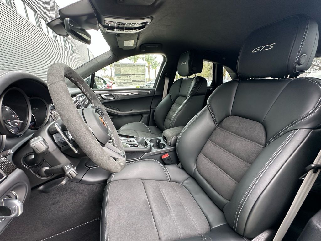 Thumbnail: 2026 Porsche Macan - 5