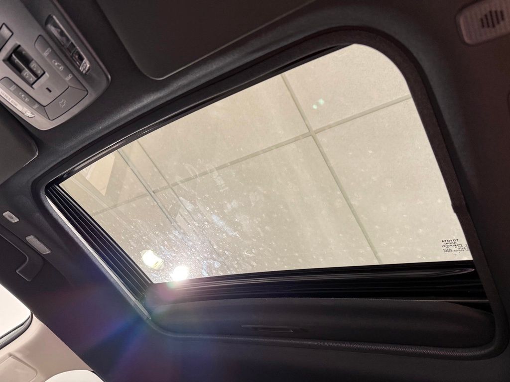 Thumbnail: 2026 Toyota Sienna - 18