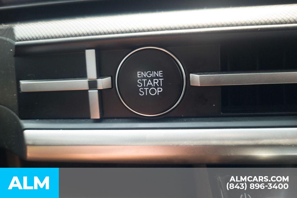 Used 2025 White Hyundai SEL image 15