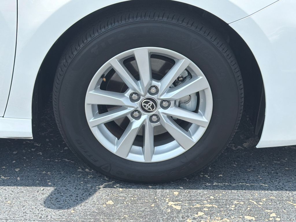 2025 Toyota Camry LE - Photo 14