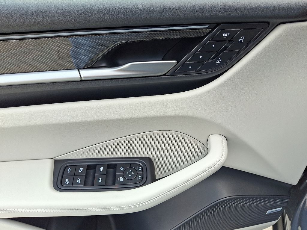 Thumbnail: 2025 Porsche Macan - 12