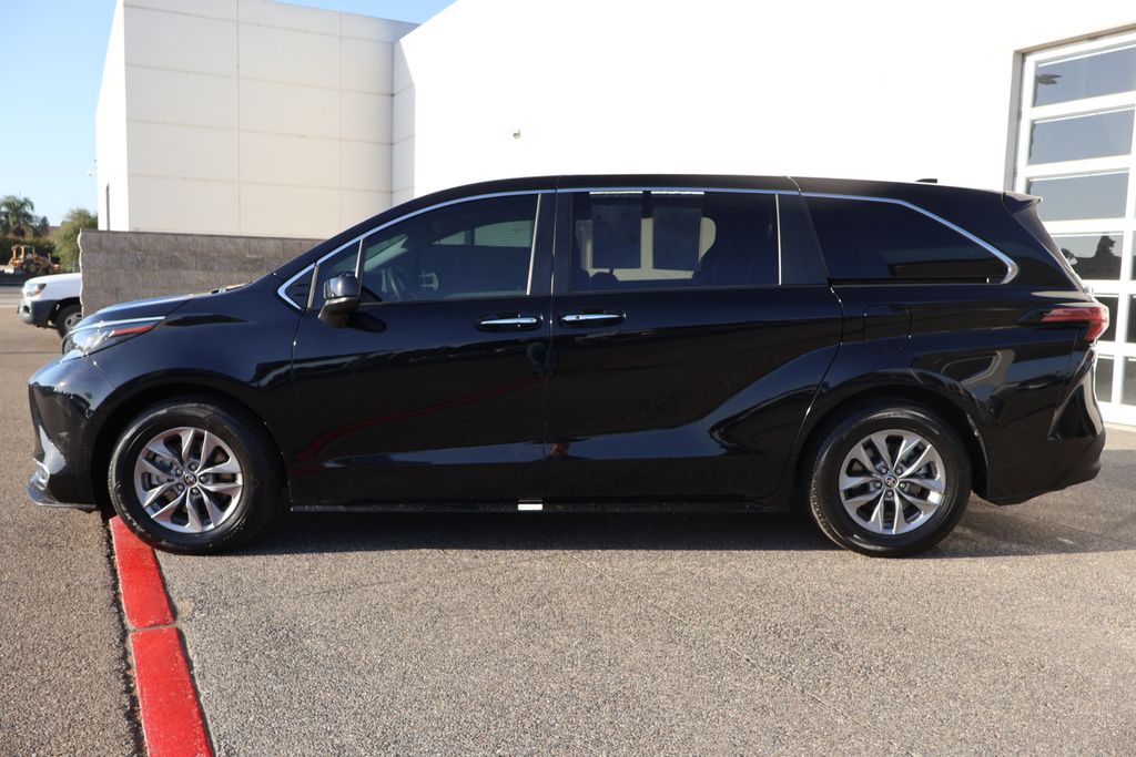 2022 Toyota Sienna XLE 8