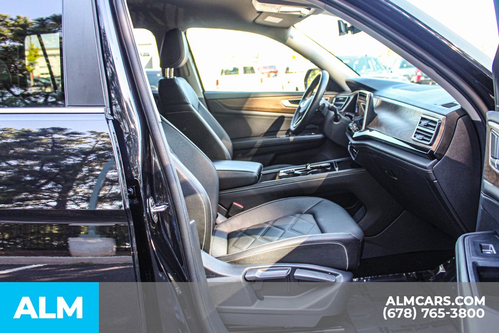 Used 2025 Black Volkswagen 2.0T SE w/Technology image 21