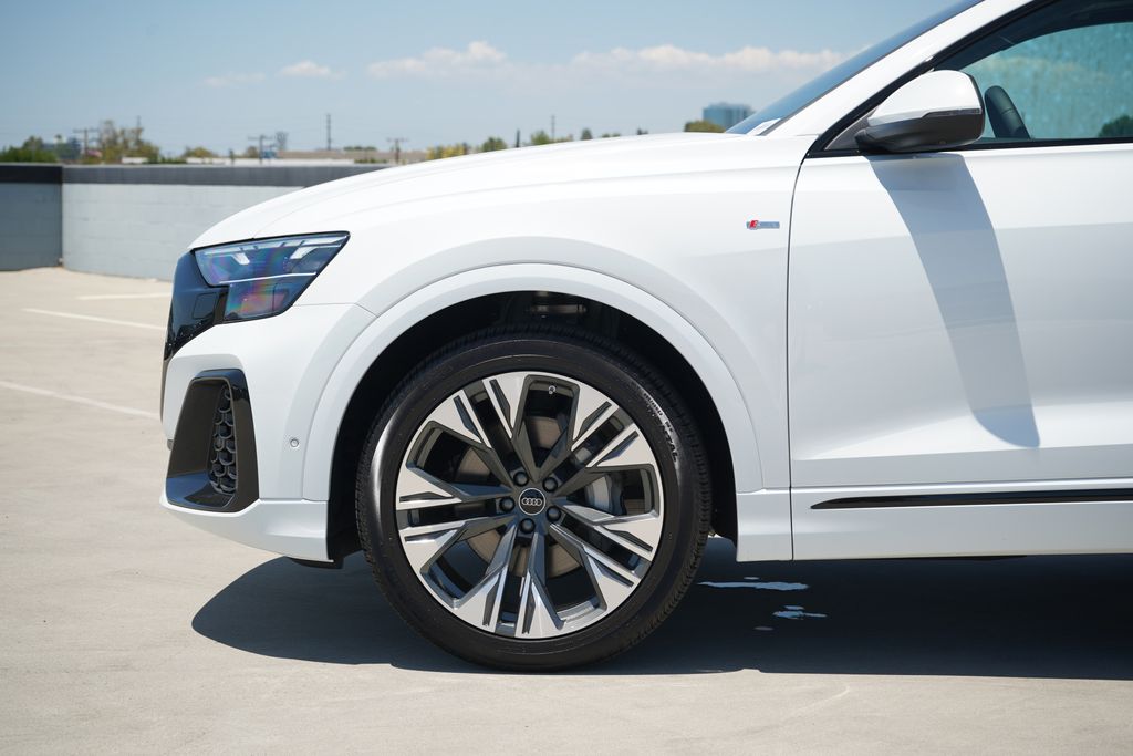 Thumbnail: 2026 Audi Q8 - 2
