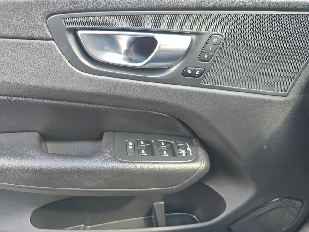 2021 Volvo XC60 T5 Momentum photo 21