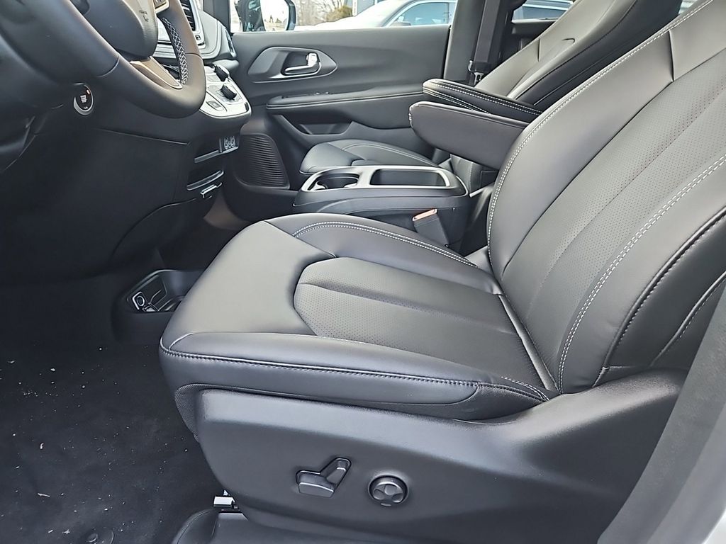 2025 Chrysler Pacifica  photo