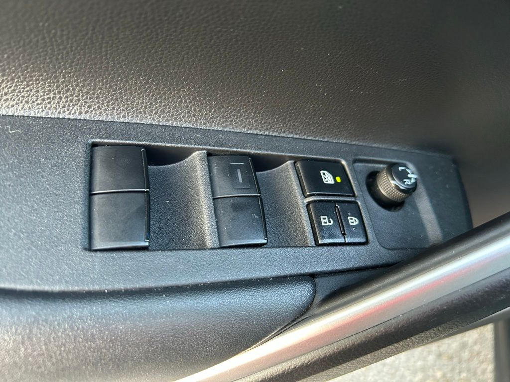 2022 Toyota Corolla Cross XLE 17