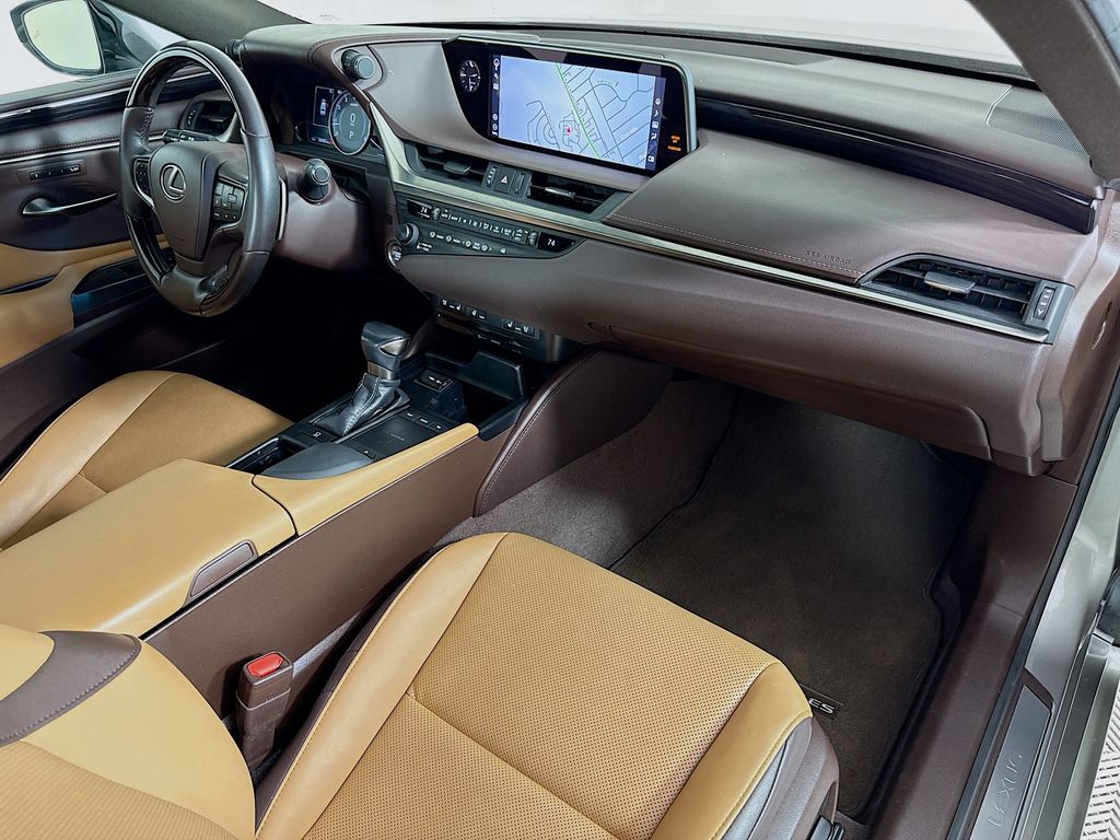 Thumbnail: 2020 Lexus ES - 30