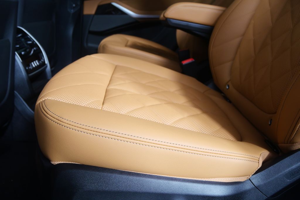 Thumbnail: 2026 BMW X7 - 14