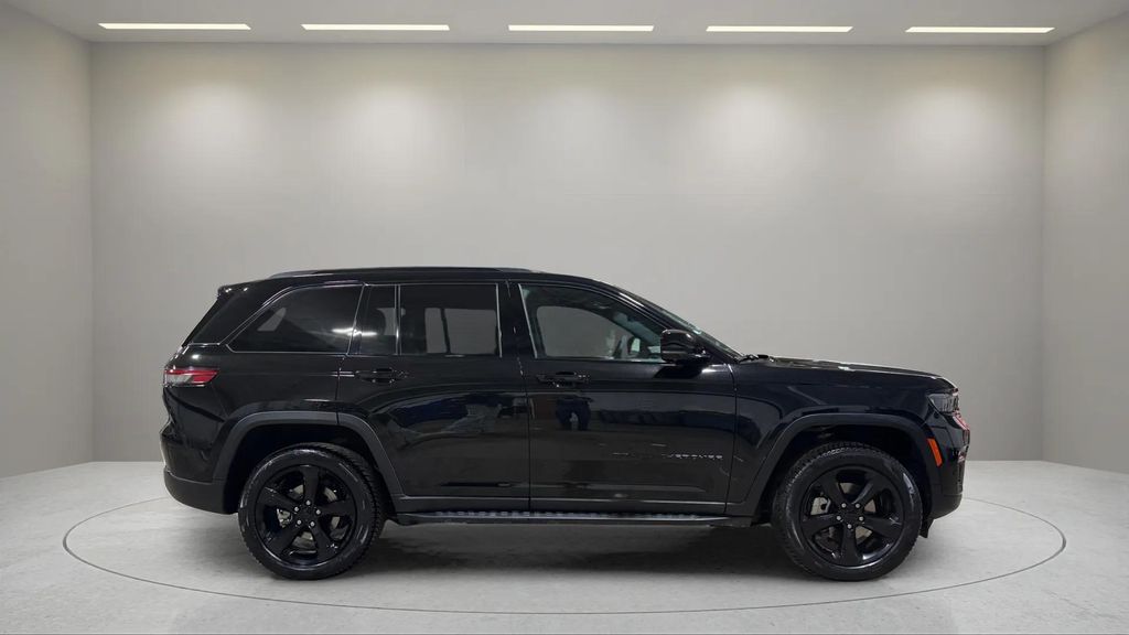 Used 2024 Diamond Black Crystal Pearlcoat Jeep Limited image 4
