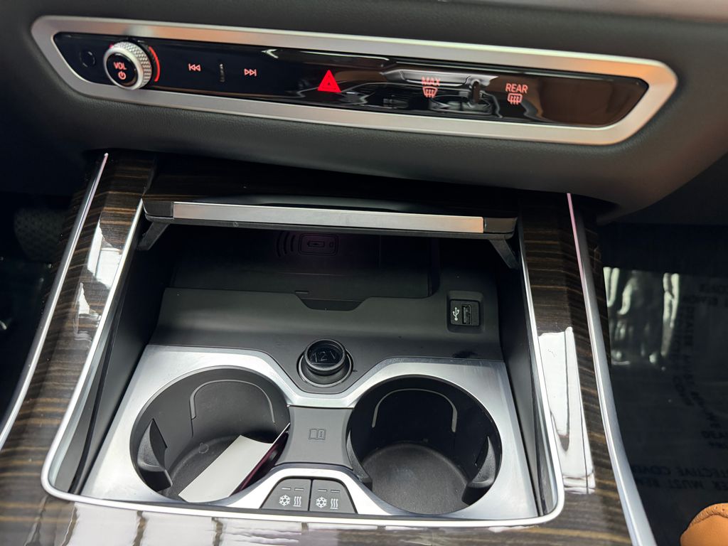 Certified Used 2025  BMW xDrive40i image 19