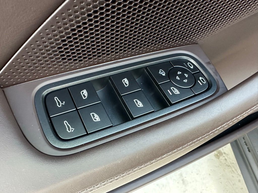 2025 Porsche Panamera  14