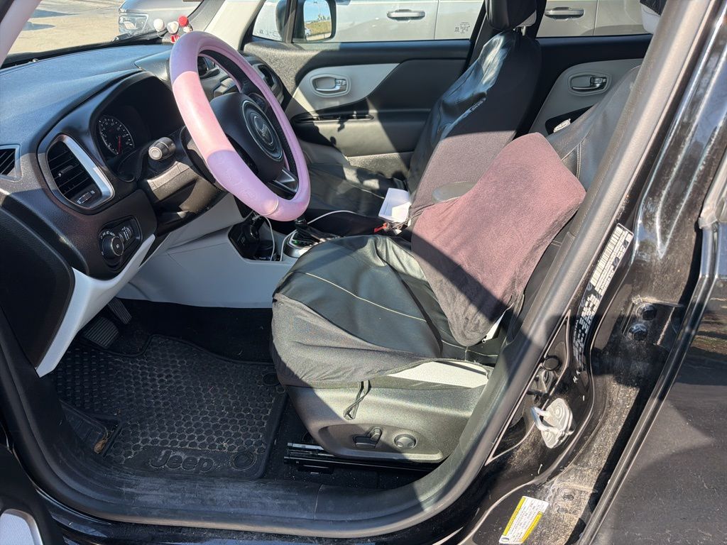 Used 2022 Black Clearcoat Jeep Latitude image 9