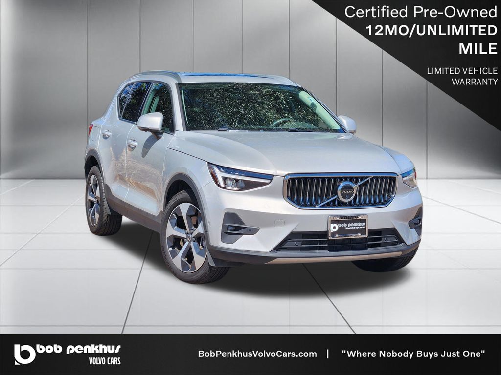 2025 Volvo XC40 B5 Plus Bright Theme