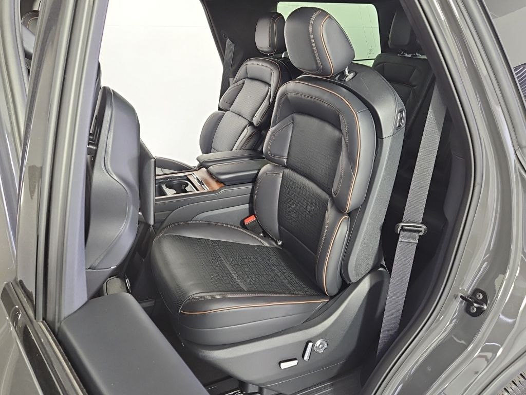 Thumbnail: 2025 Lincoln Navigator - 23