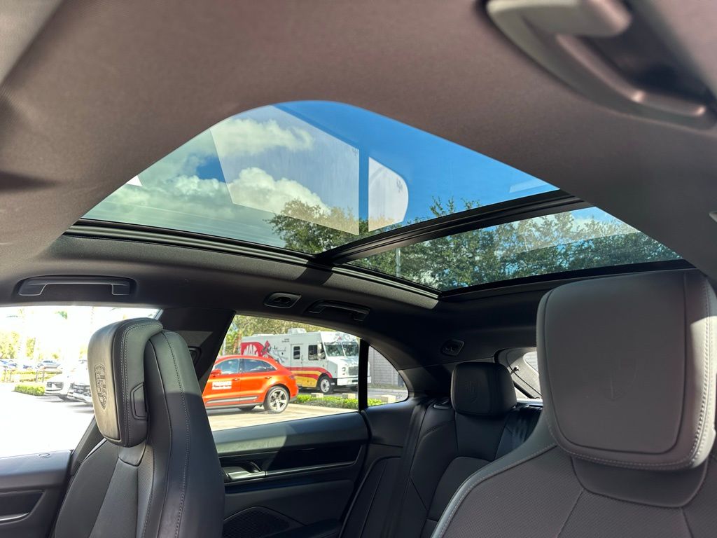 Thumbnail: 2025 Porsche Macan - 23