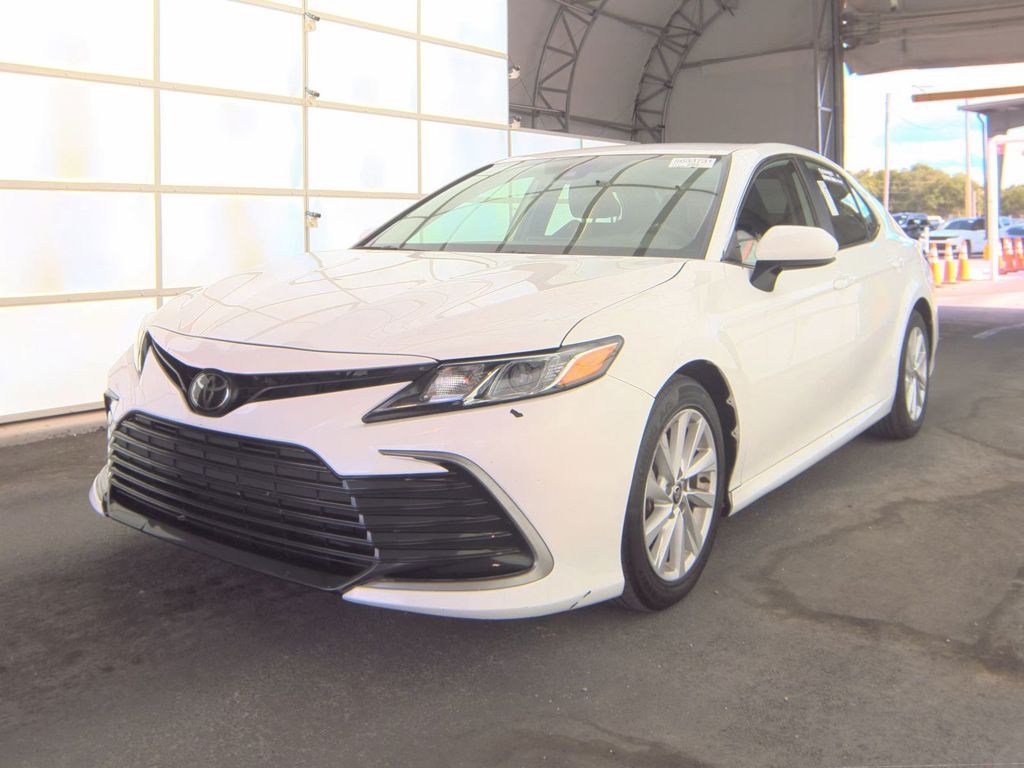 2024 Toyota Camry LE's photo