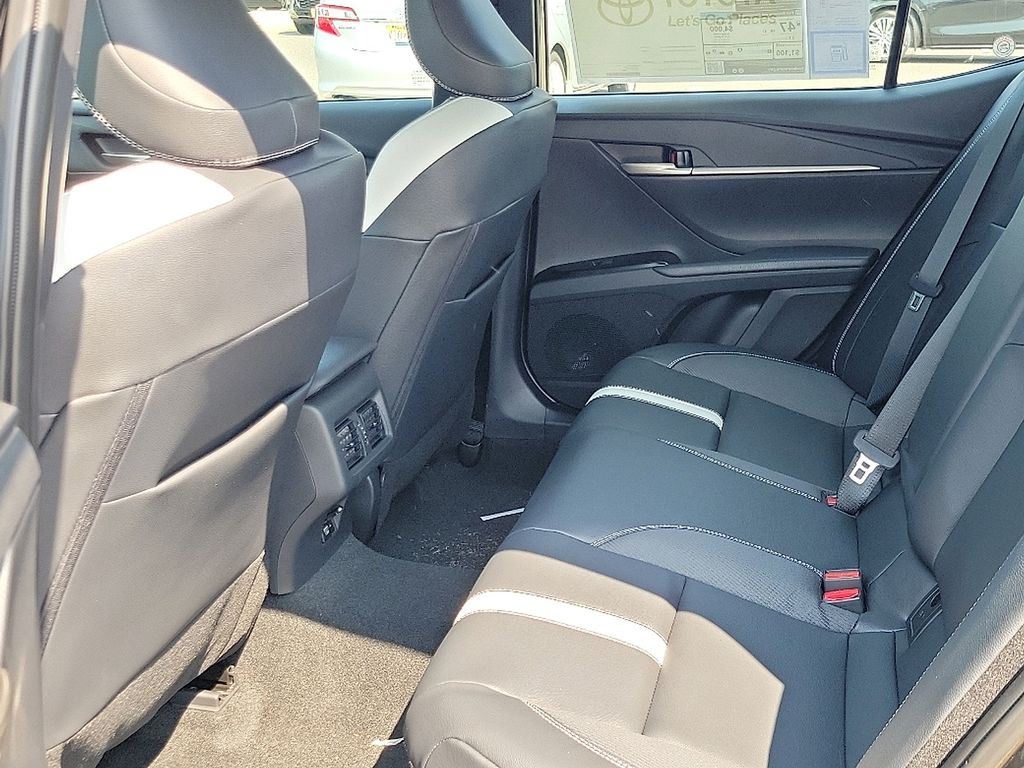 2025 Toyota Camry SE 7