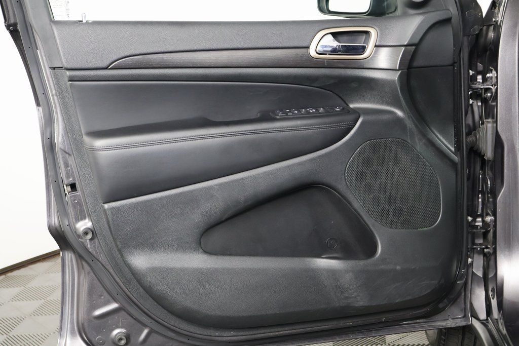 Thumbnail: 2015 Jeep Grand Cherokee - 12