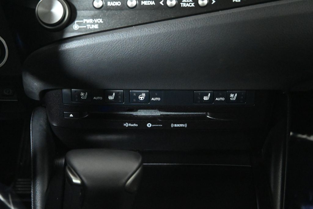 Thumbnail: 2021 Lexus ES - 24