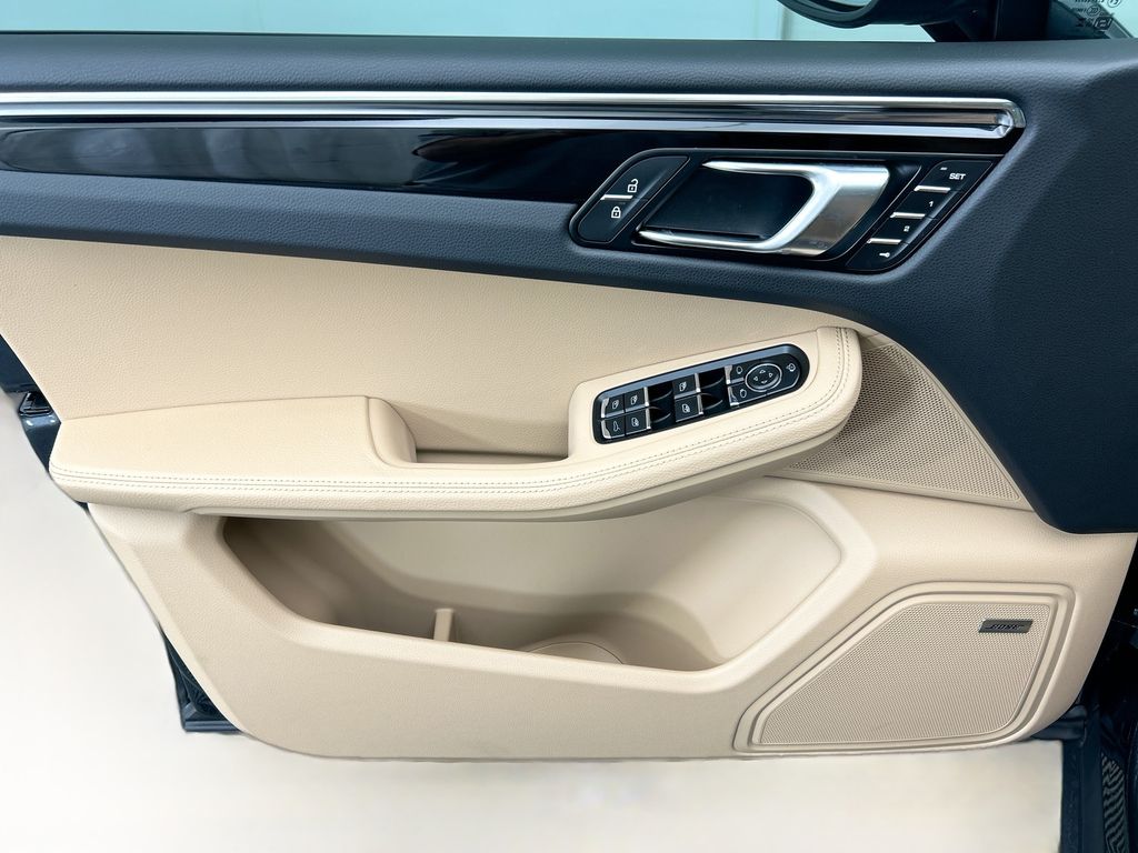 Thumbnail: 2026 Porsche Macan - 25