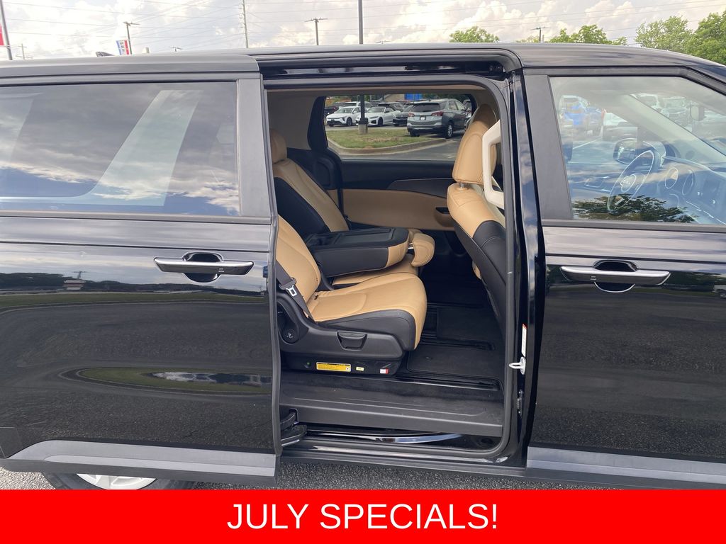 Used 2023 Kia Carnival Van