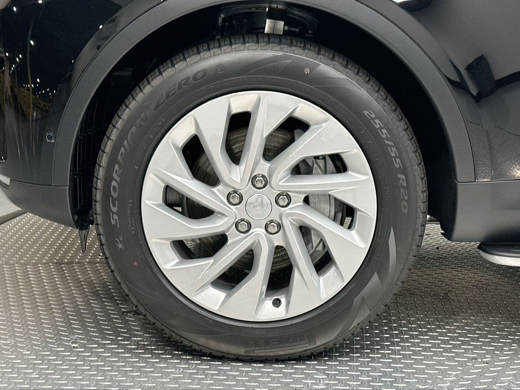 Thumbnail: 2025 Land Rover Discovery - 3