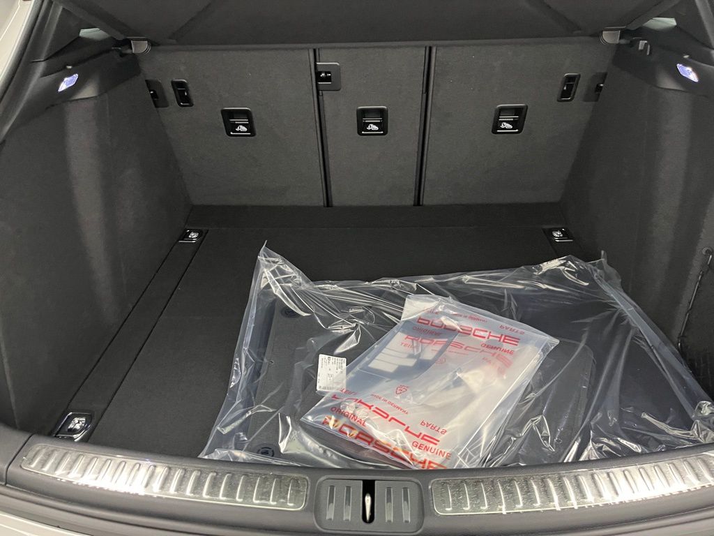 Thumbnail: 2026 Porsche Macan - 25