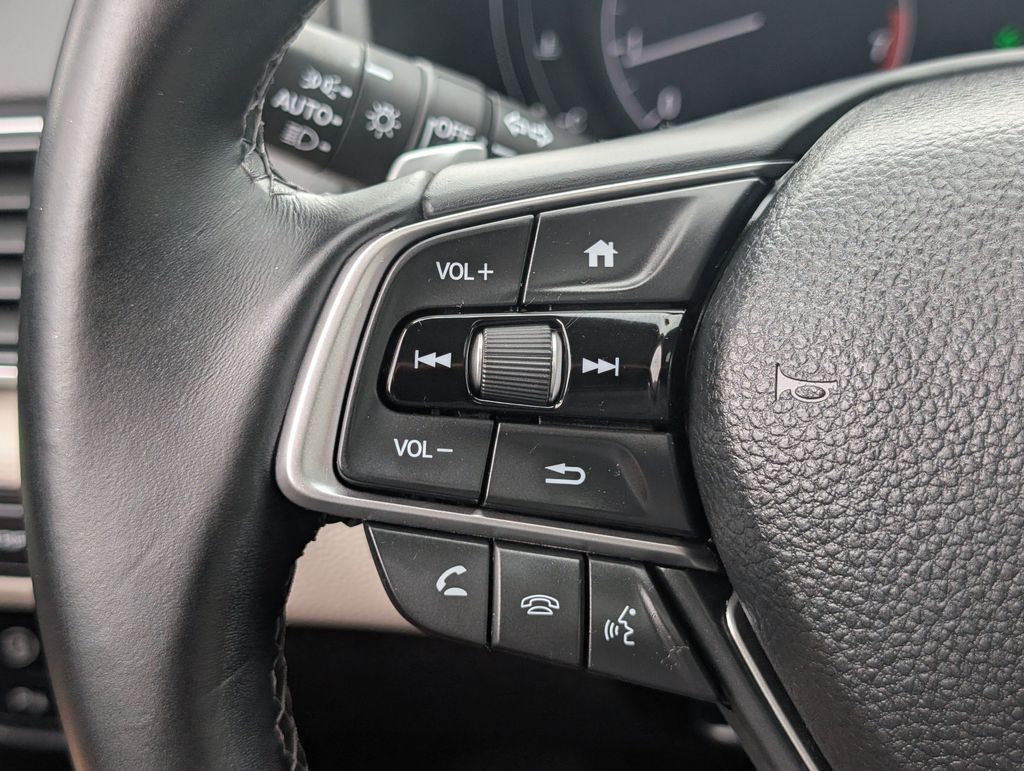 Used 2018 Red Honda Touring image 19