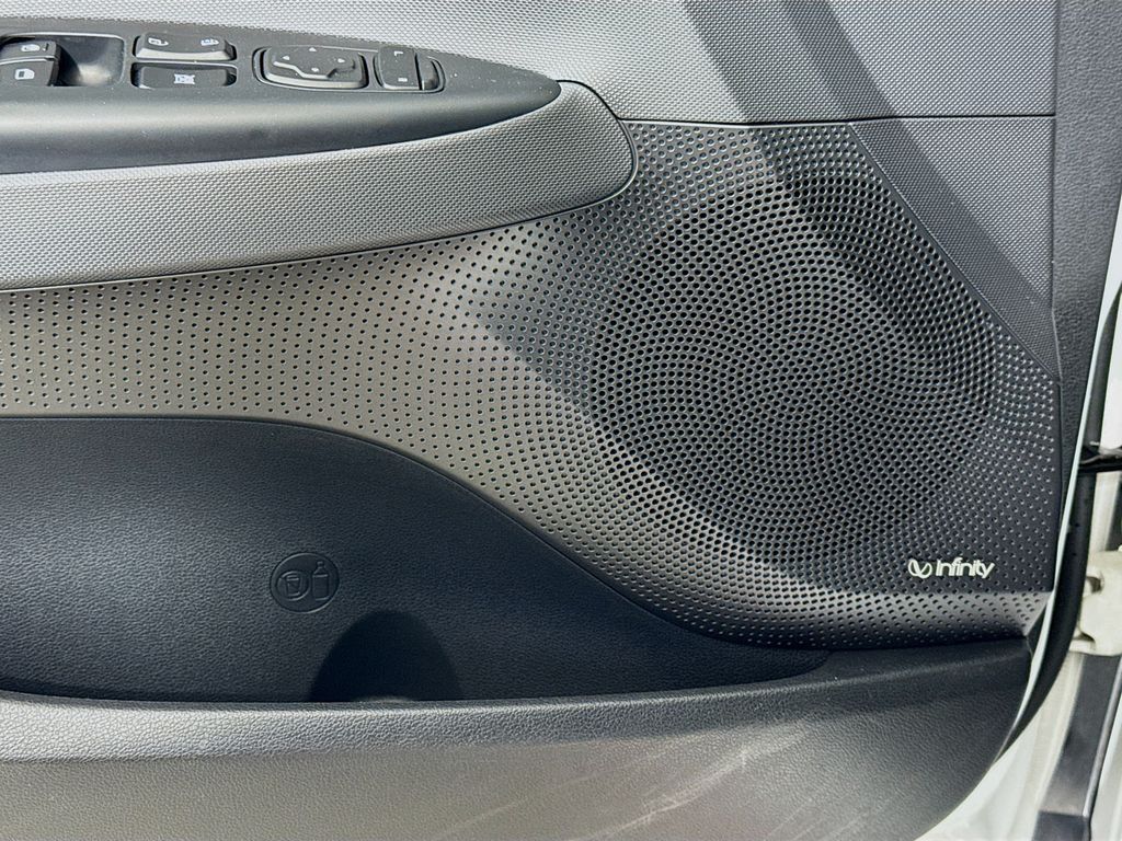 Thumbnail: 2020 Hyundai Veloster - 17