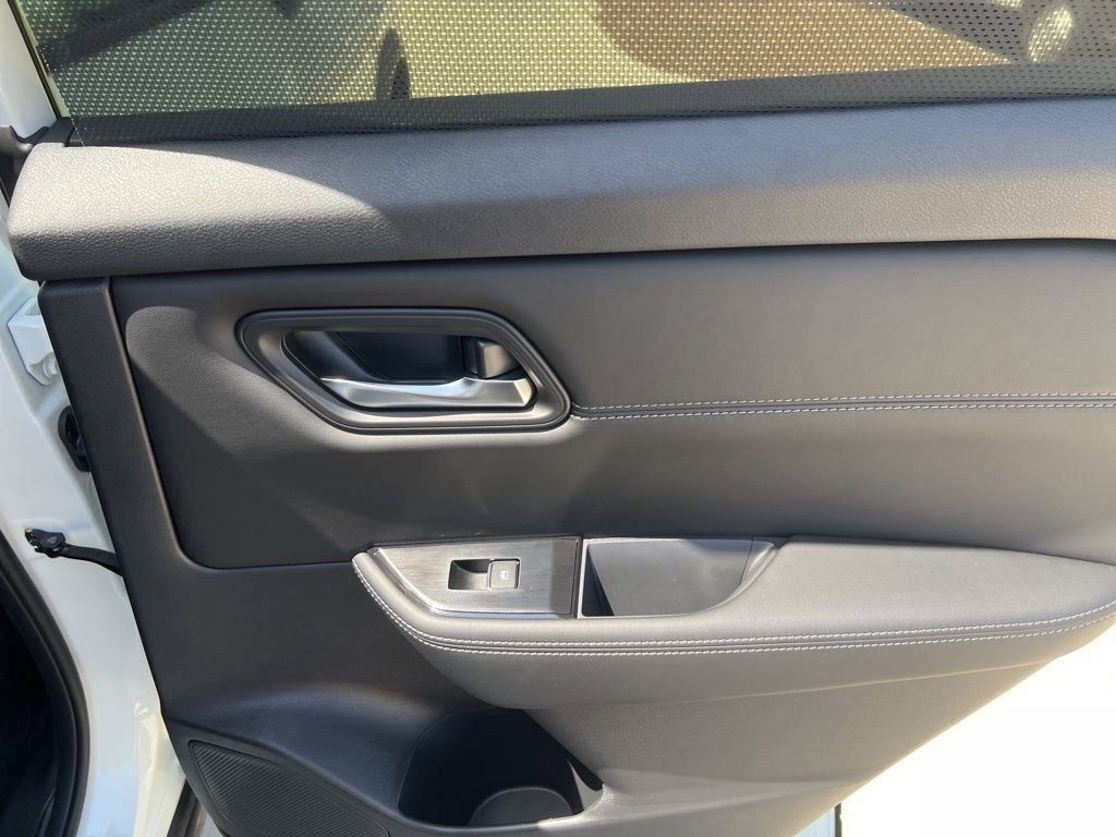 2025 Everest White Pearl Nissan Rogue SL FWD SUV