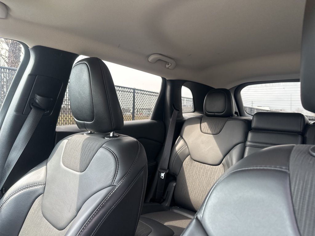 Used 2018 White Jeep Latitude Plus image 10
