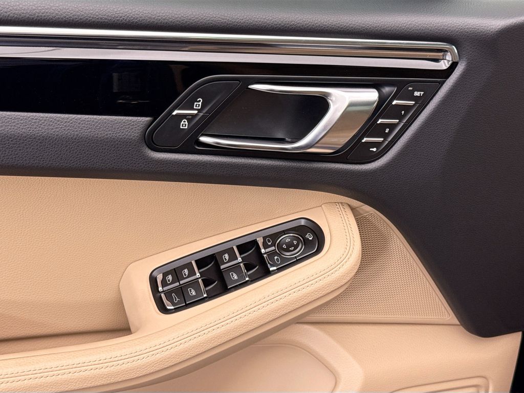 Thumbnail: 2026 Porsche Macan - 24