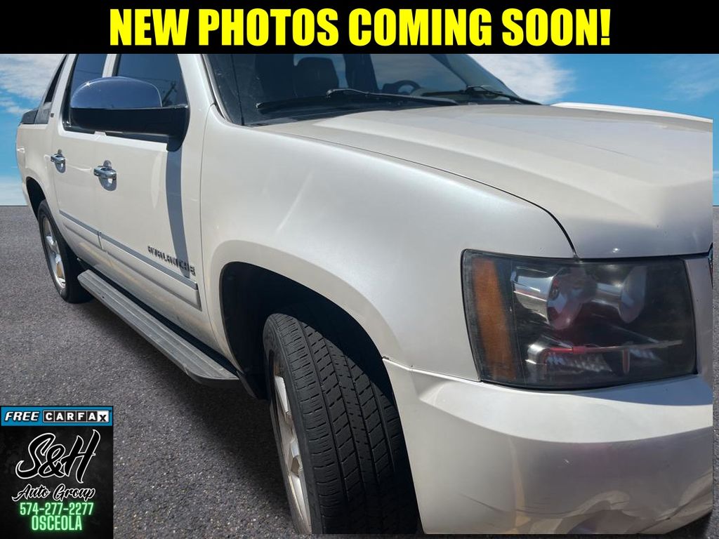 White Diamond Clearcoat 2011 Chevrolet Avalanche LTZ 4WD Pickup Truck Four-Wheel Drive 6-Speed Automatic
