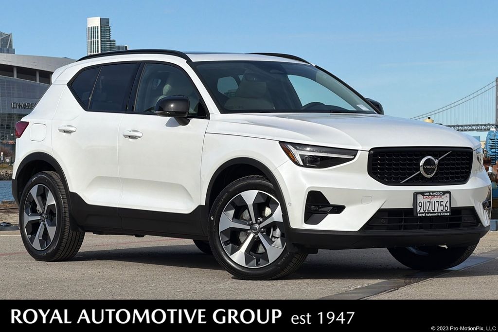 2025 Volvo XC40 B5 Plus Dark Theme AWD