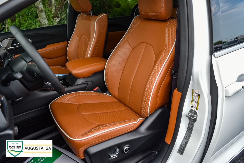 Used 2025 Chrysler Pacifica Van