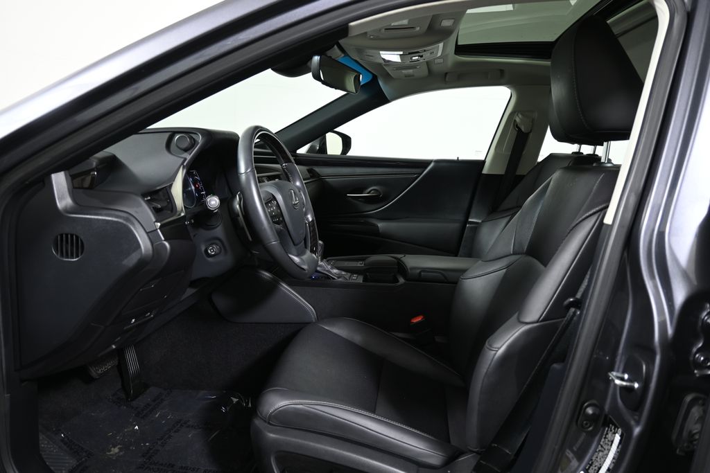 Thumbnail: 2020 Lexus ES - 3