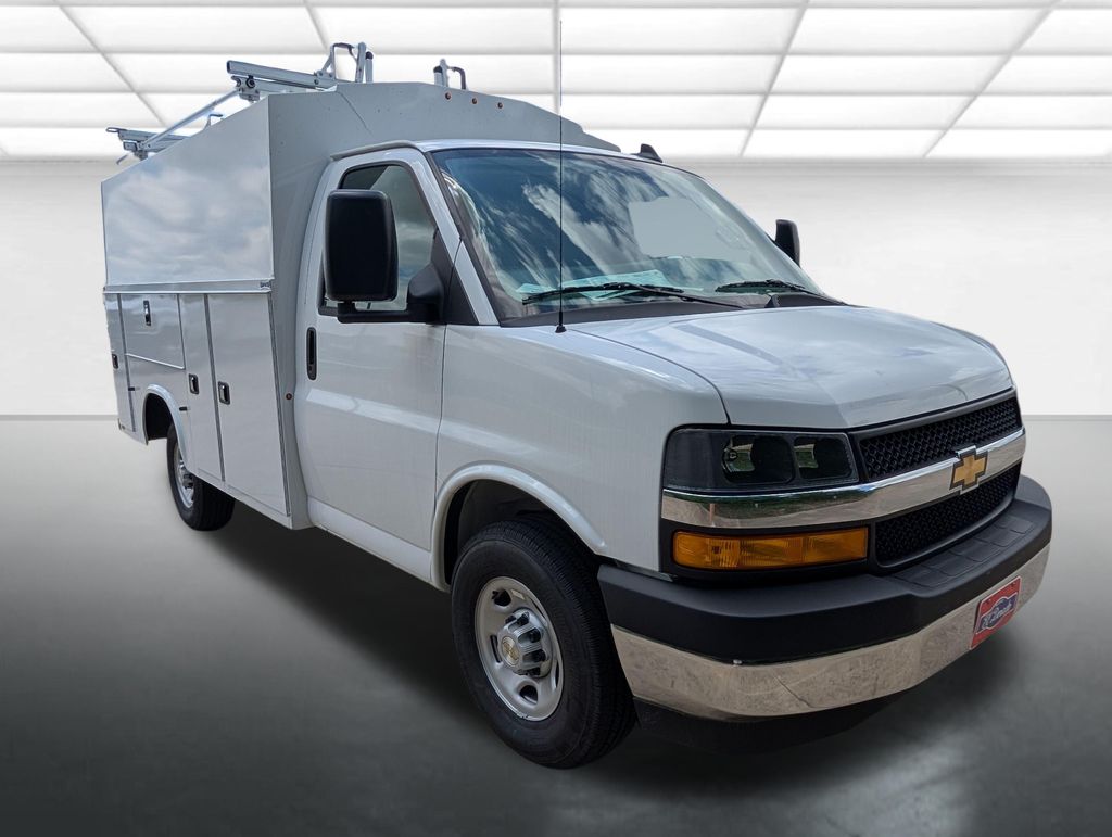 Summit White 2026 Chevrolet Express Chassis 3500 Cutaway 139 Van Rear-Wheel Drive 8-Speed Automatic