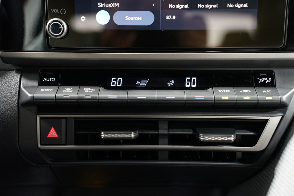 2025 Toyota Camry SE 21