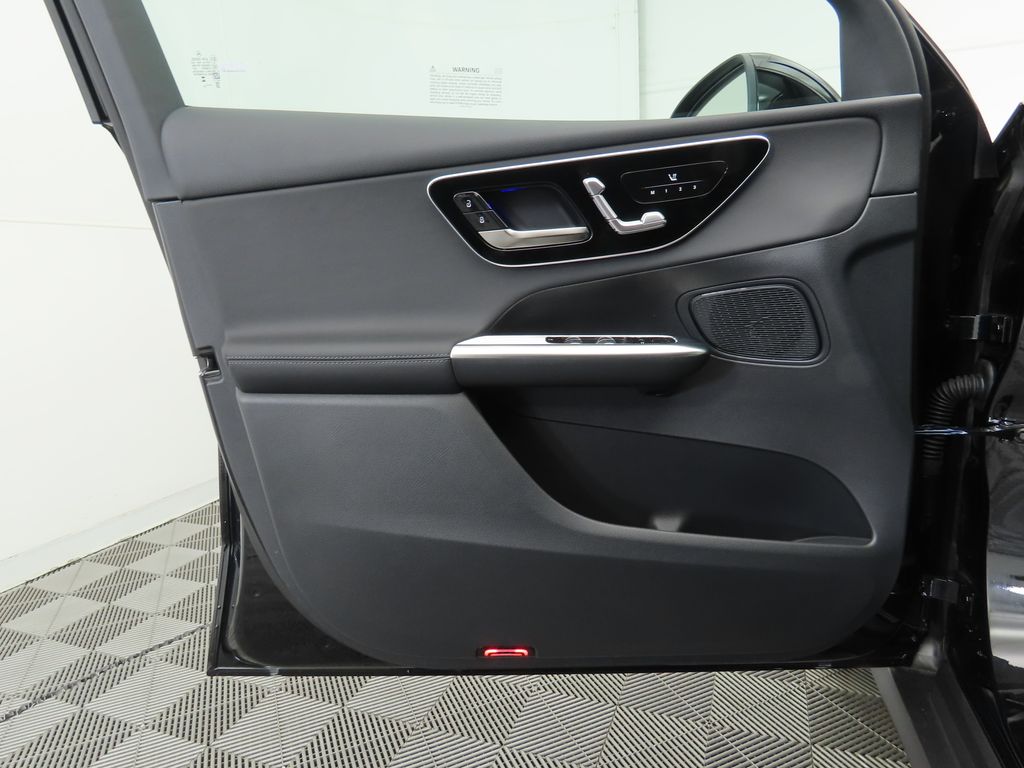 2025 Mercedes-Benz GLC 300 25