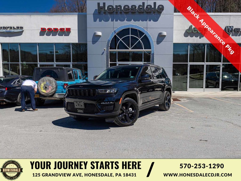 Diamond Black Crystal Pearlcoat 2025 Jeep Grand Cherokee Limited 4WD SUV / Crossover Four-Wheel Drive 8-Speed Automatic